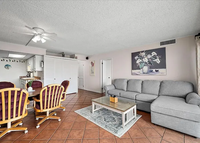 Spacious 3 Bedroom With Ocean Views And Outdoor Pool! *