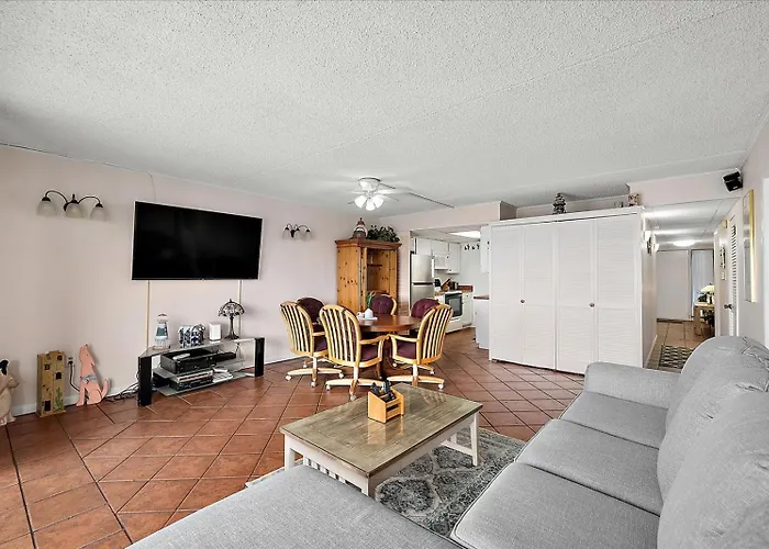 Holiday home Spacious 3 Bedroom With Ocean Views And Outdoor Pool! *