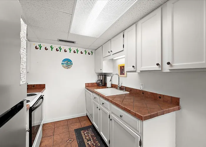 Spacious 3 Bedroom With Ocean Views And Outdoor Pool! *