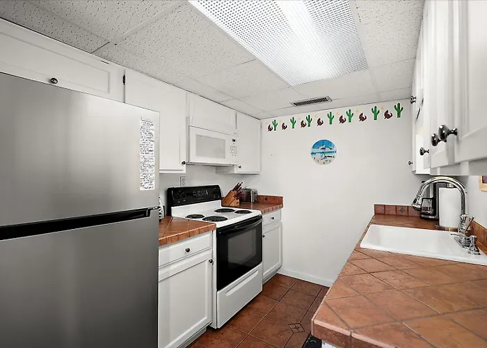 Spacious 3 Bedroom With Ocean Views And Outdoor Pool! Holiday home *