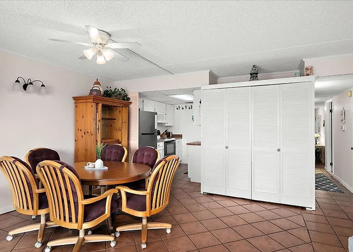 Spacious 3 Bedroom With Ocean Views And Outdoor Pool! Holiday home