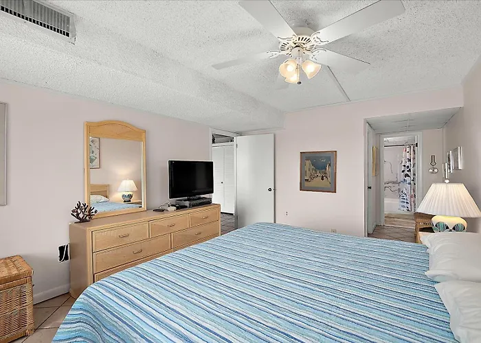 Spacious 3 Bedroom With Ocean Views And Outdoor Pool! Holiday home *