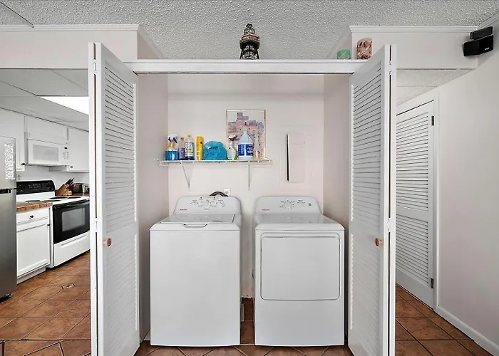Spacious 3 Bedroom With Ocean Views And Outdoor Pool! *