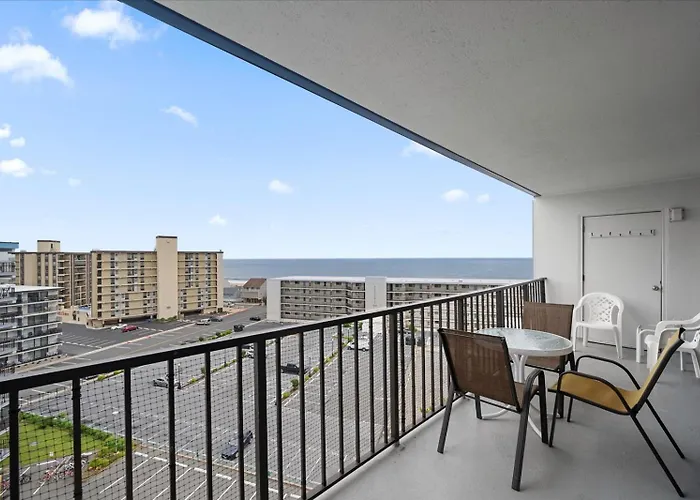 Spacious 3 Bedroom With Ocean Views And Outdoor Pool! Holiday home *