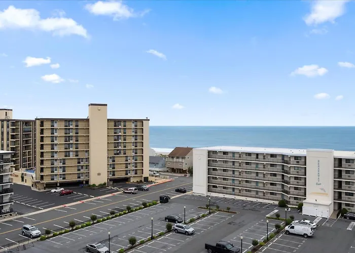 Spacious 3 Bedroom With Ocean Views And Outdoor Pool! *