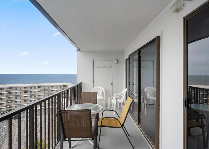 Holiday home Spacious 3 Bedroom With Ocean Views And Outdoor Pool!