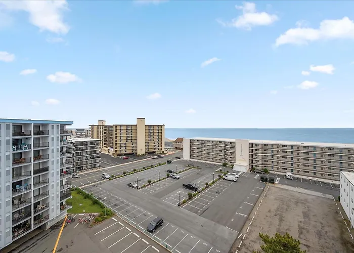 Spacious 3 Bedroom With Ocean Views And Outdoor Pool! *